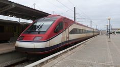 파루 기차역에 있는 알파 펜둘라르 열차