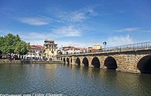 타메가 강을 건너는 트라야누스 황제의 로마 다리