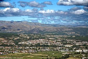 양쪽에 산으로 둘러싸인 샤베스