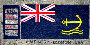 마리나 방파제에 그려진 벽화의 예시로, 왕립 해양 보조 서비스의 기를 보여준다.