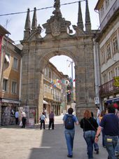 18세기 의례용 아치로 흔히 "아르쿠 다 포르타 노바"라고 불리는 루아 소투 아치