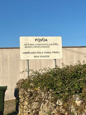프루오바 (포보아) 마을의 이중 언어 표지판으로, 옛 표기법의 ô가 사용되었다. 이 표지판은 "Dius bos l pague pula buôssa besita i buôna biaige" 또는 "방문과 bon voyage에 대해 감사합니다(직역하면 '신이 당신을 축복합니다')"라고 읽힌다.