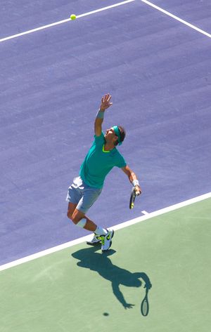 2013년 인디언 웰스 오픈에서 서브를 넣는 나달.