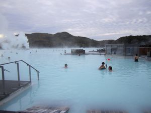 영화의 주요 시퀀스는 아이슬란드의 블루 라군 온천에서 촬영되었다.