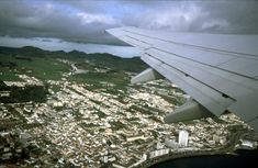 존 바울 2세 국제공항을 이륙하는 B737에서 본 폰타델가다의 상업-산업 중심지