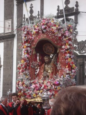 기적의 주님 성 그리스도 숭배: 이 축제는 포르투갈에서 가장 크고 오래된 종교 행사이다.