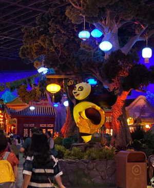 유니버설 파크 최초의 완전 실내 구역 내 포 조각상