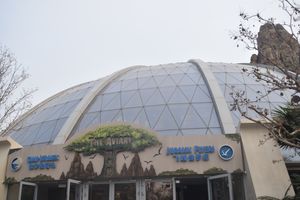 누블라 섬의 조류원, 쥬라기 캠프와 쥬라기 플라이어가 있다.