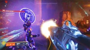 데스티니 가디언즈는 게임 내에서 가디언으로 알려진 플레이어가 다른 가디언과 함께 무기와 특수 능력을 사용할 수 있도록 한다. 여기에서 한 가디언이 적을 방어하는 동안 다른 가디언은 공허 에너지로 만들어진 방어막을 사용해 능력을 발휘한다.