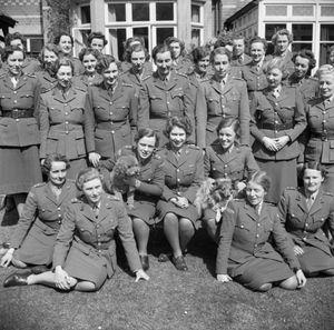 ATS 훈련 센터에서 교육받는 엘리자베스 공주(중앙)와 장교들