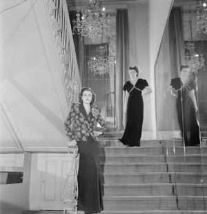 1944년 런던 패션 디자이너 협회 회원들의 작품을 홍보하기 위해 제작된 하트넬 디자인