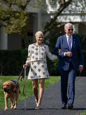 조 바이든과 셀마 블레어가 2023년 10월 2일 백악관에서 열린 미국 장애인법(ADA) 리셉션에 도착하고 있다.
