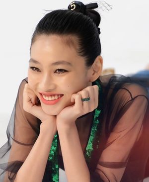 2021년 10월 마리끌레르 코리아의 정호연