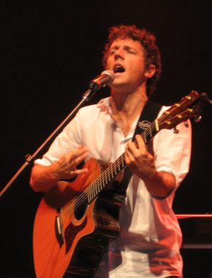 제이슨 므라즈가 2006년 5월 17일 코네티컷주 레디야드에 있는 폭스우즈 리조트 카지노에서 공연하고 있다.