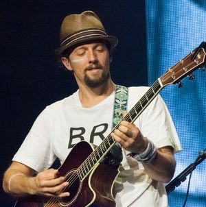 2013년 공연 중인 므라즈