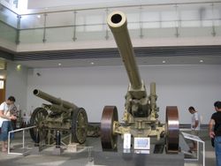 오른쪽: 89식 15cm 캐넌 (구경 149.1mm, 구경장 40, 포신 길이 5.96m, 초속 734.5m/s, 최대 사정 18,100m, 전투 중량 10,422kg)왼쪽: 96식 15cm 유탄포 (구경 149.1mm, 구경장 23.5, 포신 길이 3.53m, 초속 540m/s, 최대 사정 11,900m, 전투 중량 4,140kg)