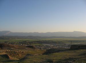 로레스탄의 폴-에-도크타르에서 바라본 카비르 쿠 산맥의 산사태 절벽; 아래는 일람과 로레스탄의 경계를 이루는 세이마레 강을 건너간 산사태 덩어리