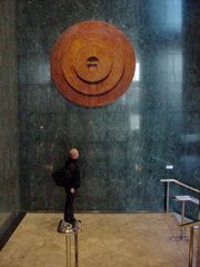 로비에 있는 20세기-템스(키스 밀로우, 1998)