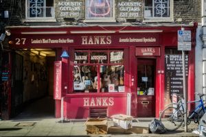 덴마크 스트리트의 전형적인 악기점