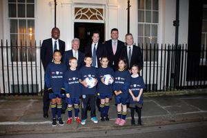 비에이라 (왼쪽 뒤)는 2011년 동아프리카 기근 구제를 위한 기금 마련 행사에서 조지 오스본 재무부 장관과 함께하고 있다.