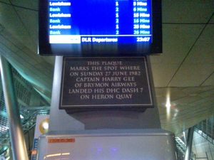 1982년 헤론 키스 DLR 역에 해리 지 기장의 착륙을 기념하는 명판