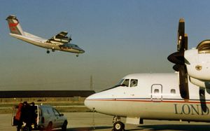 드 해빌랜드 캐나다 대시 7이 런던 시티 공항 서쪽에서 급강하 착륙하는 모습, 런던 시티 항공의 DHC-7이 암스테르담으로 출발 준비 (1988)