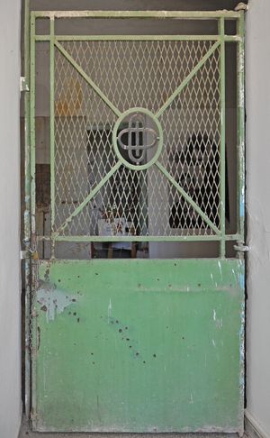 EAT-ESA 건물에 있는 Spyros Moustaklis 장교의 감방. 고문 도중 뇌 손상을 입어 마비되었다.