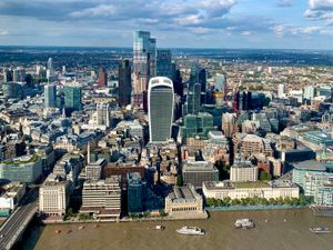 2021년 시티 스카이라인. 20 펜처치 스트리트, 리든홀 빌딩, 30 세인트 메리 액스, 22 비숍스게이트 (런던 시티에서 가장 높은 건물) 등이 보인다. 왼쪽 아래에는 런던 브리지가 있다.