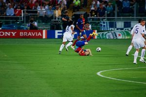 안드레스 이니에스타(땅에)가 안데르송(8번)에게 파울을 당했다.