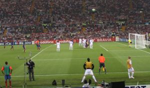 사비가 골을 향해 프리킥을 날리고 있다.