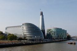 타워 브리지에서 서더크 방향으로 바라본 모습: 앞쪽에는 서더크 시청과 모어 런던 개발 구역이 있고, 뒤쪽에는 더 샤드 마천루(사진 촬영 당시 건설 중)가 보인다.