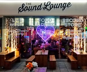 서턴 하이 스트리트에 위치한 사운드 라운지