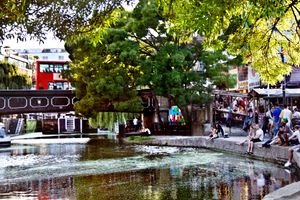 구 캠던 타운 시장(2011). 2015년 초, 호울리 워프 재개발 사업을 위해 철거되었다.