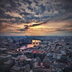 일몰 때 스카이 가든에서 서쪽으로 보이는 풍경