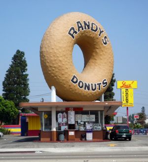 랜디스 도넛(Randy's Donuts)은 샌디에이고 고속도로(San Diego Freeway), 즉 405번 고속도로 근처 잉글우드의 랜드마크이다.
