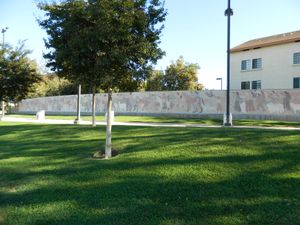 헬렌 룬데버그가 연방 미술 프로젝트를 위해 1940년에 제작한 벽화 교통의 역사. 원래 센티넬라 공원에 있었으나, 복원되어 잉글우드 타운 센터 근처의 그레빌리아 예술 공원으로 옮겨졌다.