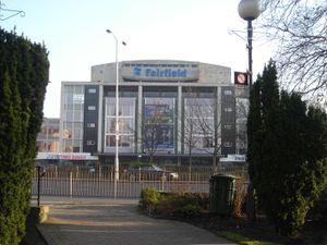 크로이던 중심부에 위치한 페어필드 홀스는 크로이던구의 주요 엔터테인먼트 장소이다