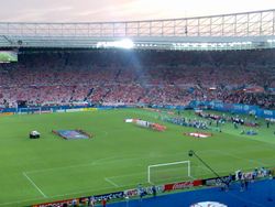 경기를 앞두고 도열한 양국 선수들