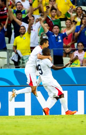 2014년 FIFA 월드컵에서 우루과이 축구 국가대표팀과의 경기에서 득점 후 셀소 보르헤스와 함께 세리머니를 하는 조엘 캠벨