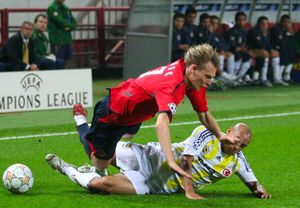 2007년 CSKA 모스크바 시절 호베르투 카를루스에게 반칙을 당하는 크라시치