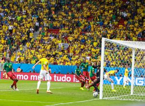 프레드가 브라질을 위해 골을 넣고, 음비아(왼쪽)와 골키퍼 샤를 이탕제가 2014년 FIFA 월드컵 조별 리그 경기에서 동료 선수들과 함께 지켜보고 있다.