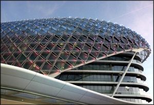 W 아부다비의 윤곽 건축물. 야스 마리나에 위치한 5성급 호텔이자 F1 레이스 서킷 위에 건설된 세계 최초의 호텔이다.