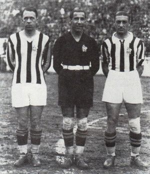 1930년대 전간기의 전설적인 백흑군단(Bianconeri)의 수비진인 우측 수비수 비르지니오 로세타, 골키퍼 잔피에로 콤비, 그리고 좌측 수비수 움베르토 칼리가리스 