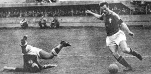 1947년 5월 11일 토리노, 이탈리아-헝가리 (3–2). 마촐라가 상대를 제치고 슛을 준비하고 있다