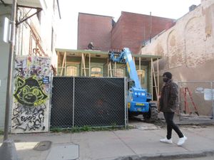 2022년 1월 뉴올리언스 프렌치 쿼터의 로열 스트리트에 영화 세트장 건설