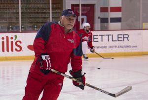 배리 트로츠는 2018년 10월 케틀러 캐피털스 아이스플렉스에서 캐피털스 훈련을 하고 있다. 트로츠는 2018년 캐피털스를 구단 역사상 첫 스탠리 컵 우승으로 이끌었다.