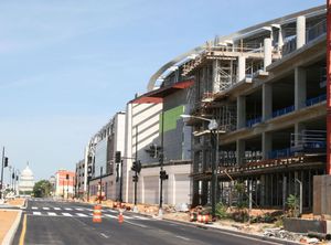 2007년 9월 건설 중인 내셔널스 파크, 배경으로 미국 국회의사당이 보인다.