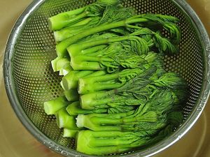 두릅을 데쳐서 채반에 담아놓았다.