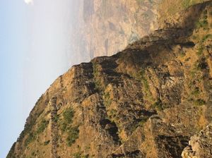 에티오피아 고원 위의 고제3기 홍수 현무암으로 배경에는 아파르 지구대가 있다.