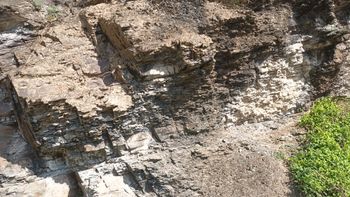 지방도 제908호선 도로변의 적색 사암층